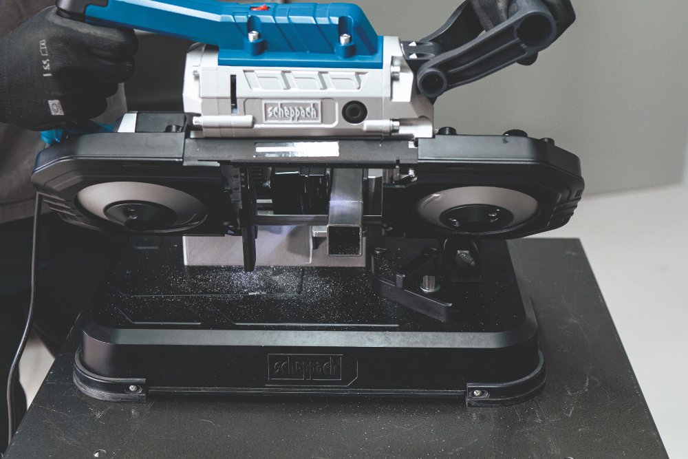 Bandsäge schneidet Metallprofil